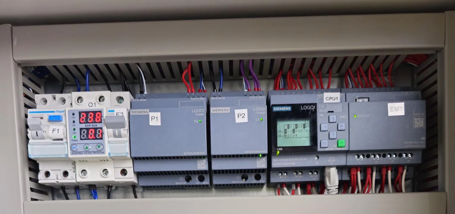 Steuerschrank mit SPS und Klemmenleisten – Elektrotechnik der Rüdiger Wöhrl GmbH