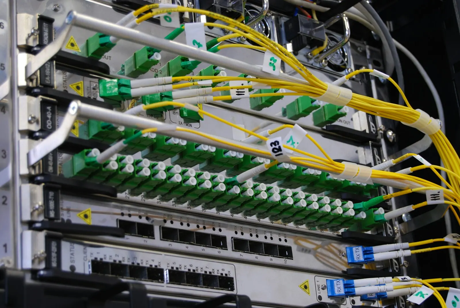 Glasfaser-Patchfeld mit Lichtwellenleitern am Netzwerkswitch