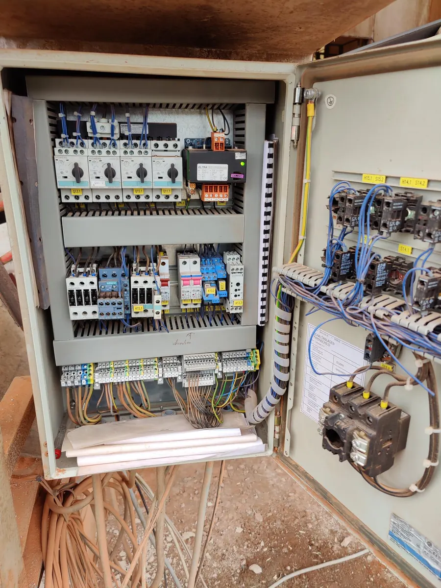 Schaltschrank bei der Montage vor Ort
