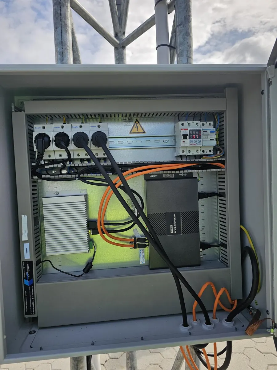 Outdoor-Schrank mit Industrie-PC und Netzwerktechnik