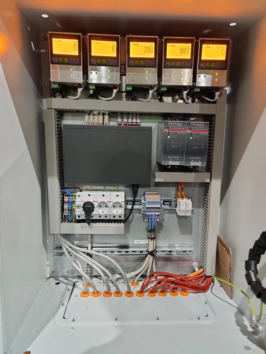 Schaltschrank mit Reglern und Bedienpanel
