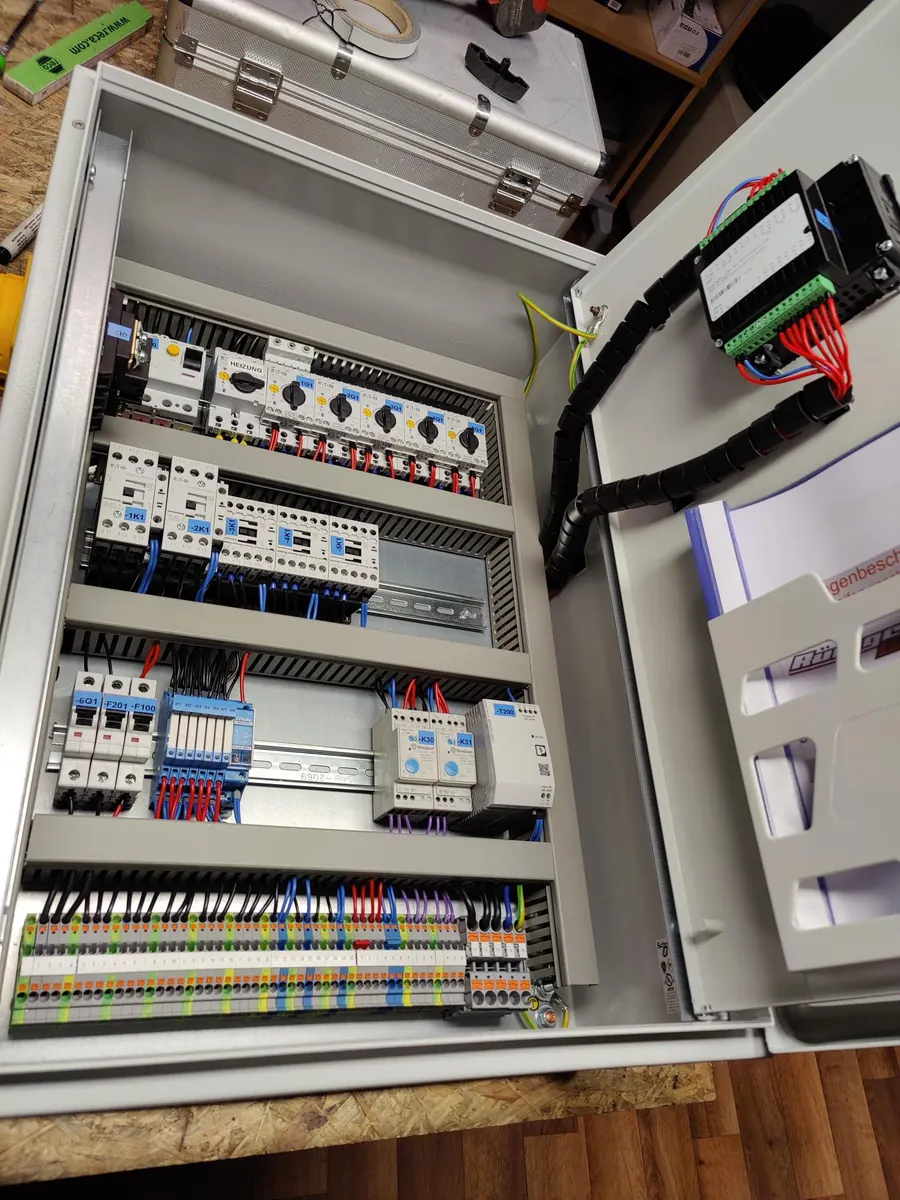 Schaltschrank mit Motorschutzschaltern im Aufbau