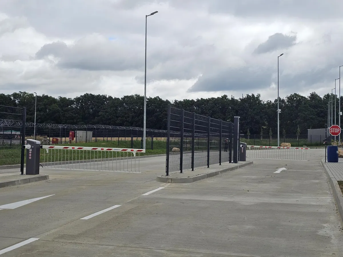 Schranke an der Ausfahrt mit Säule für Terminal und Zutrittskontrolle