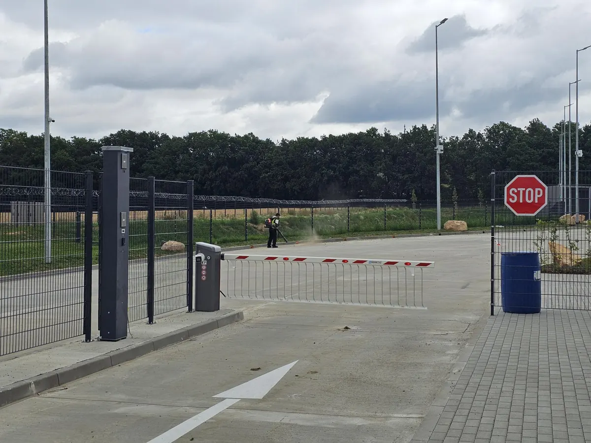 Magnetic-Schranke mit Pendelgitter an einer LKW-Zufahrt