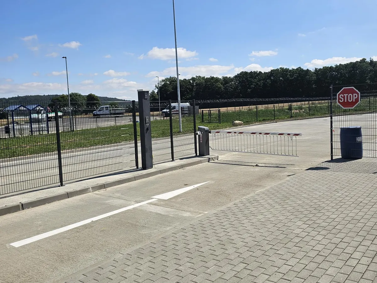 Schrankenanlage mit Pendelgitter und Fahrbahnmarkierung