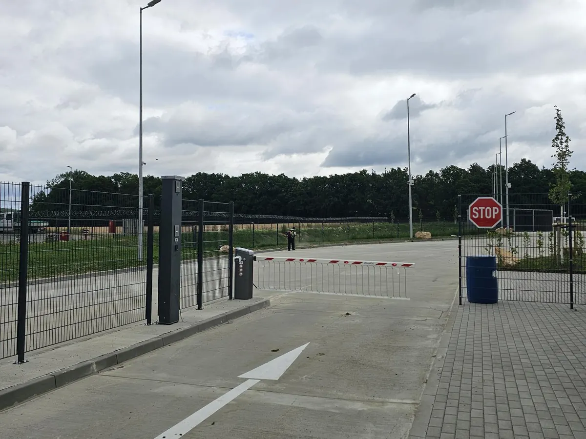Zufahrtskontrolle mit Schranke an der Werkseinfahrt