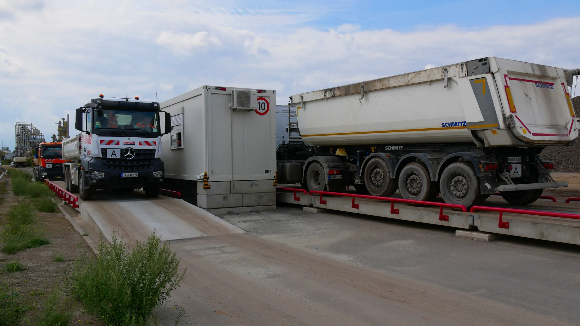 Zwei LKW auf eichfähigen Fahrzeugwaagen der Rüdiger Wöhrl GmbH mit Wiegeterminal