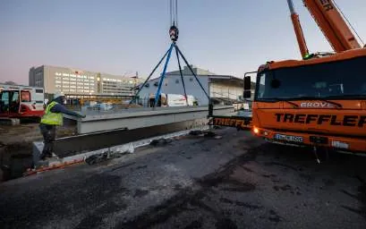 Spannbeton-Wiegebrücke wird bei der ECO-Quick-Montage eingehoben