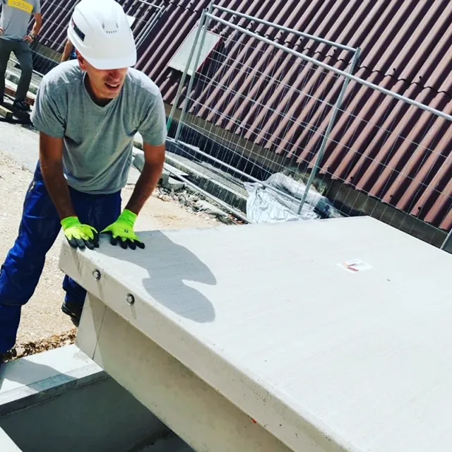 Monteur bei der Montage einer Spannbeton-Wiegebrücke der Fahrzeugwaage SG