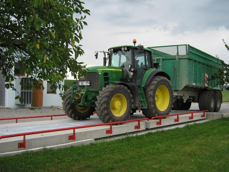 Traktor mit Anhänger auf der Fahrzeugwaage SL – Überflurwaage in der Landwirtschaft
