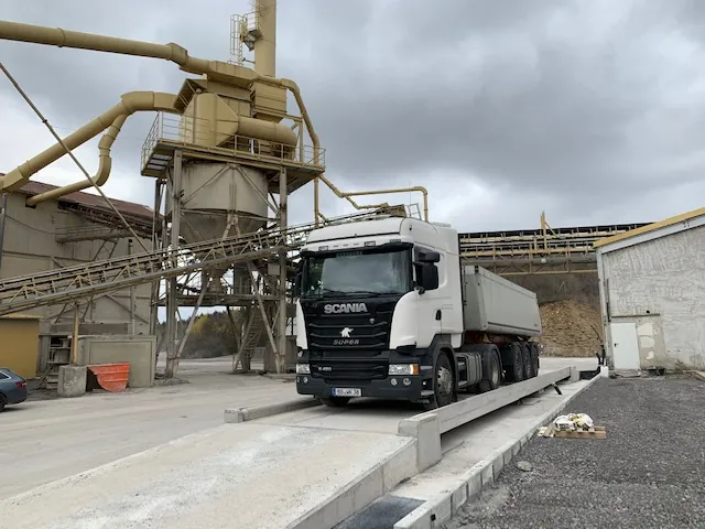 LKW-Waage SO seitlich offen im Kieswerk