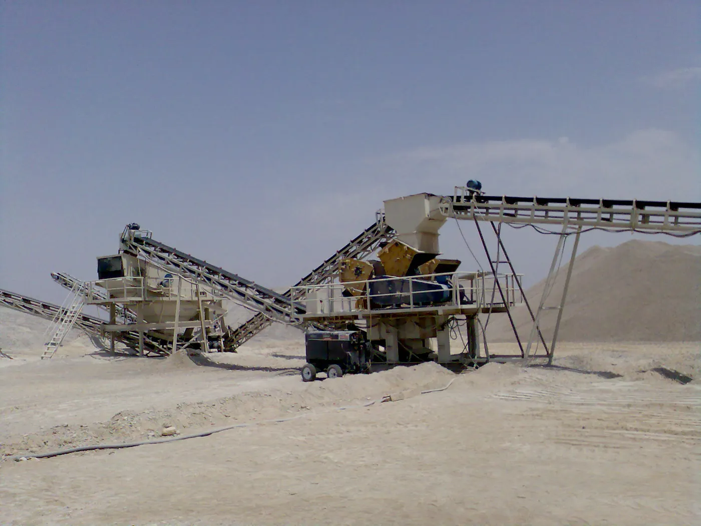 Brecheranlage mit Förderbändern und Bandwaage